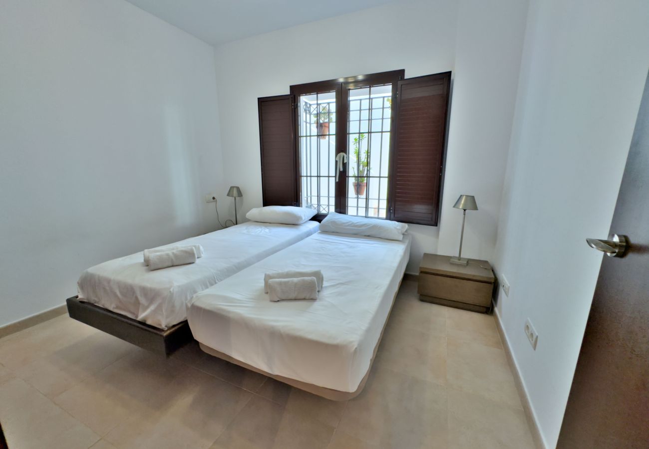 Apartamento en Marbella - Espectacular Apartamento Vacacional en Pueblo de Los Monteros, Marbella 🌅⛰️