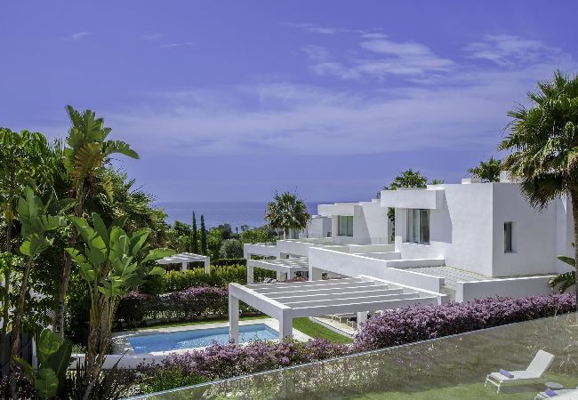 Villa en Marbella - Villa de diseño con vistas al mar y piscina privada.