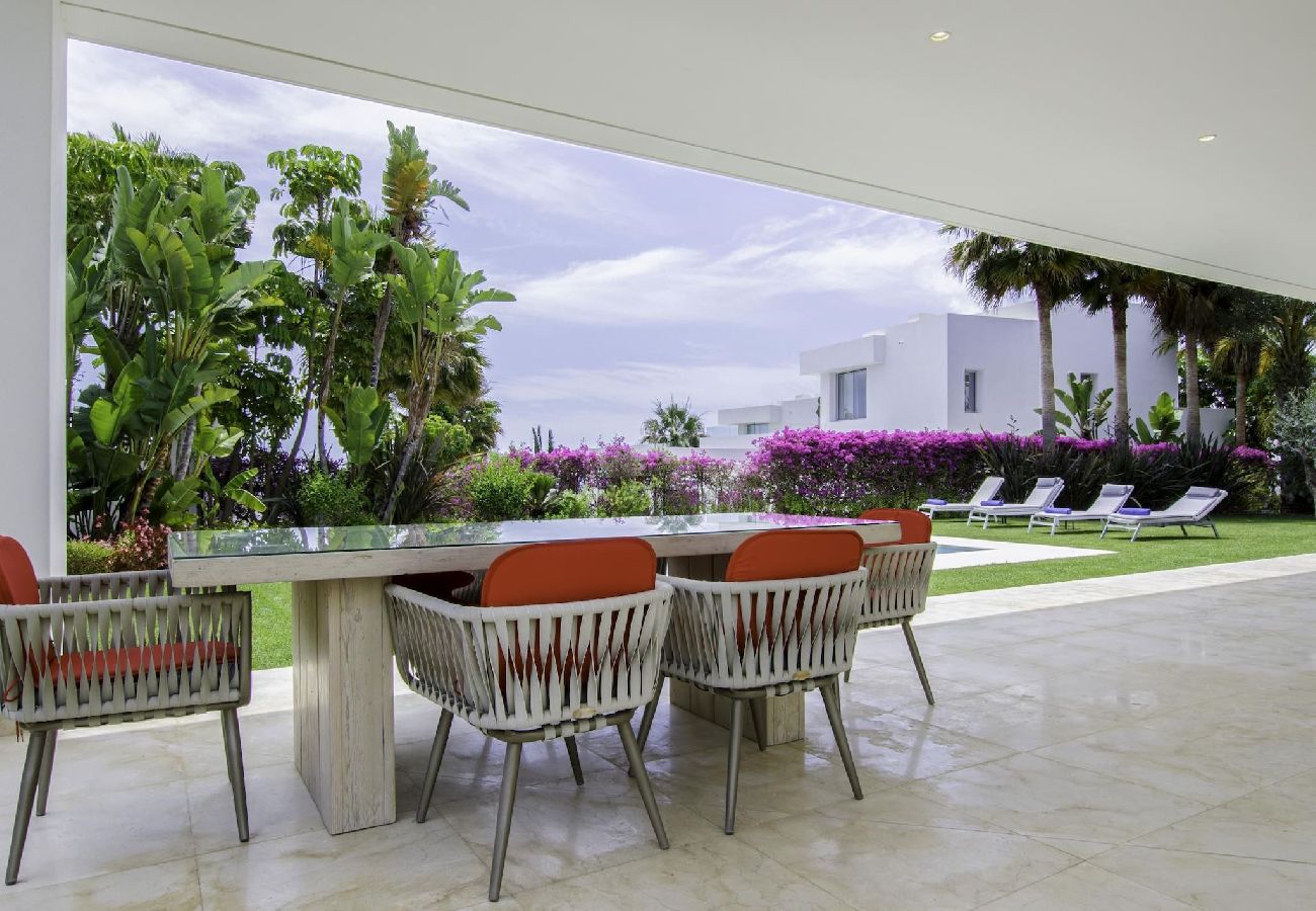 Villa en Marbella - Villa de diseño con vistas al mar y piscina privada.