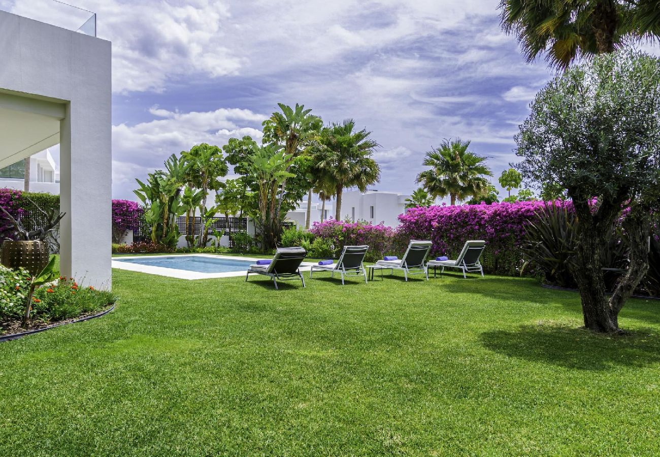 Villa en Marbella - Villa de diseño con vistas al mar y piscina privada.