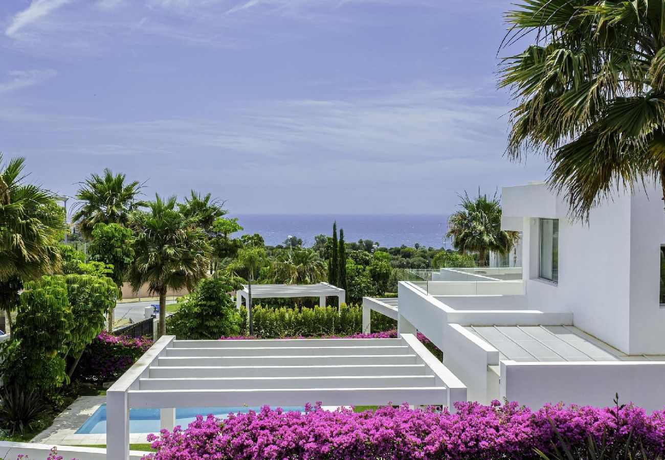 Villa en Marbella - Villa de diseño con vistas al mar y piscina privada.