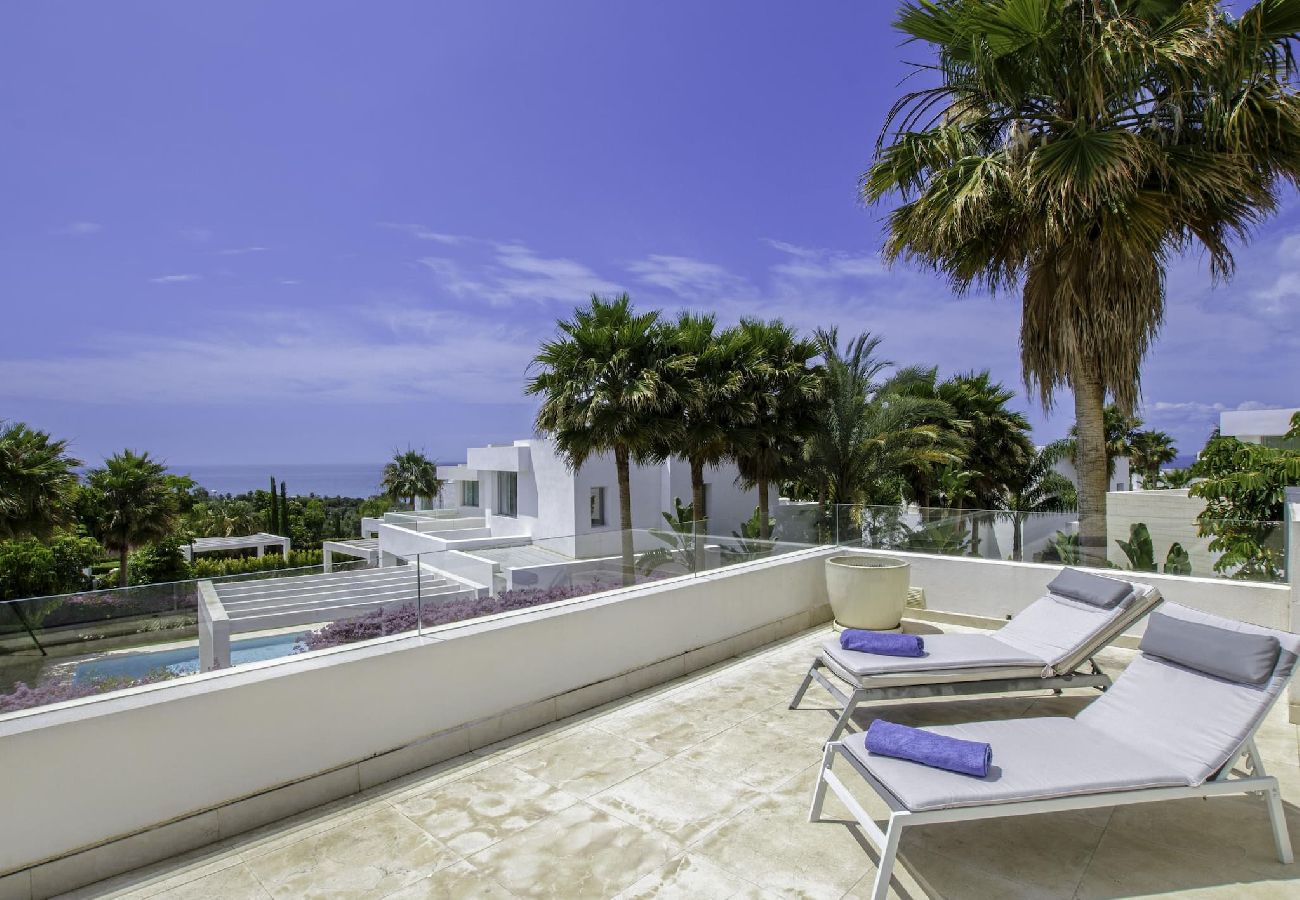 Villa en Marbella - Villa de diseño con vistas al mar y piscina privada.