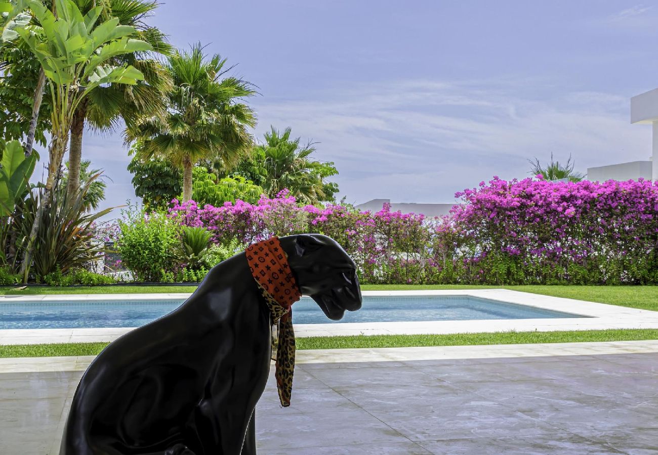 Villa en Marbella - Villa de diseño con vistas al mar y piscina privada.