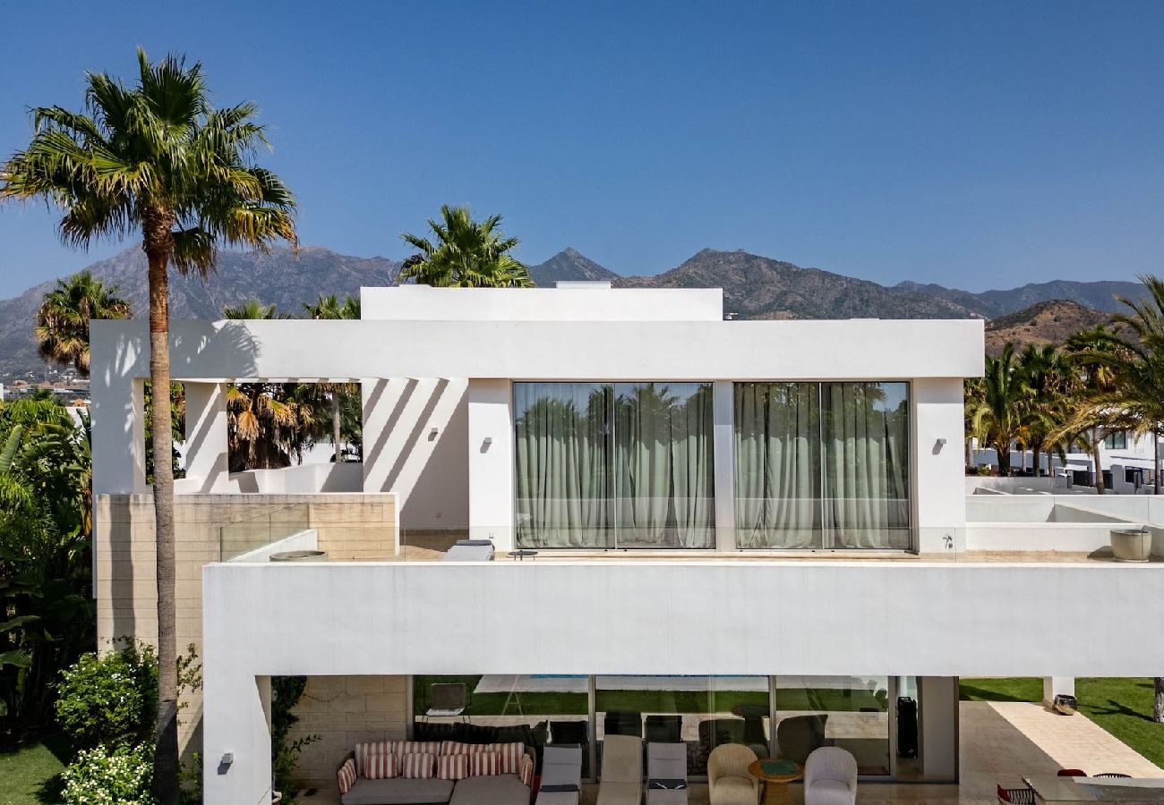 Villa en Marbella - Villa de diseño con vistas al mar y piscina privada.