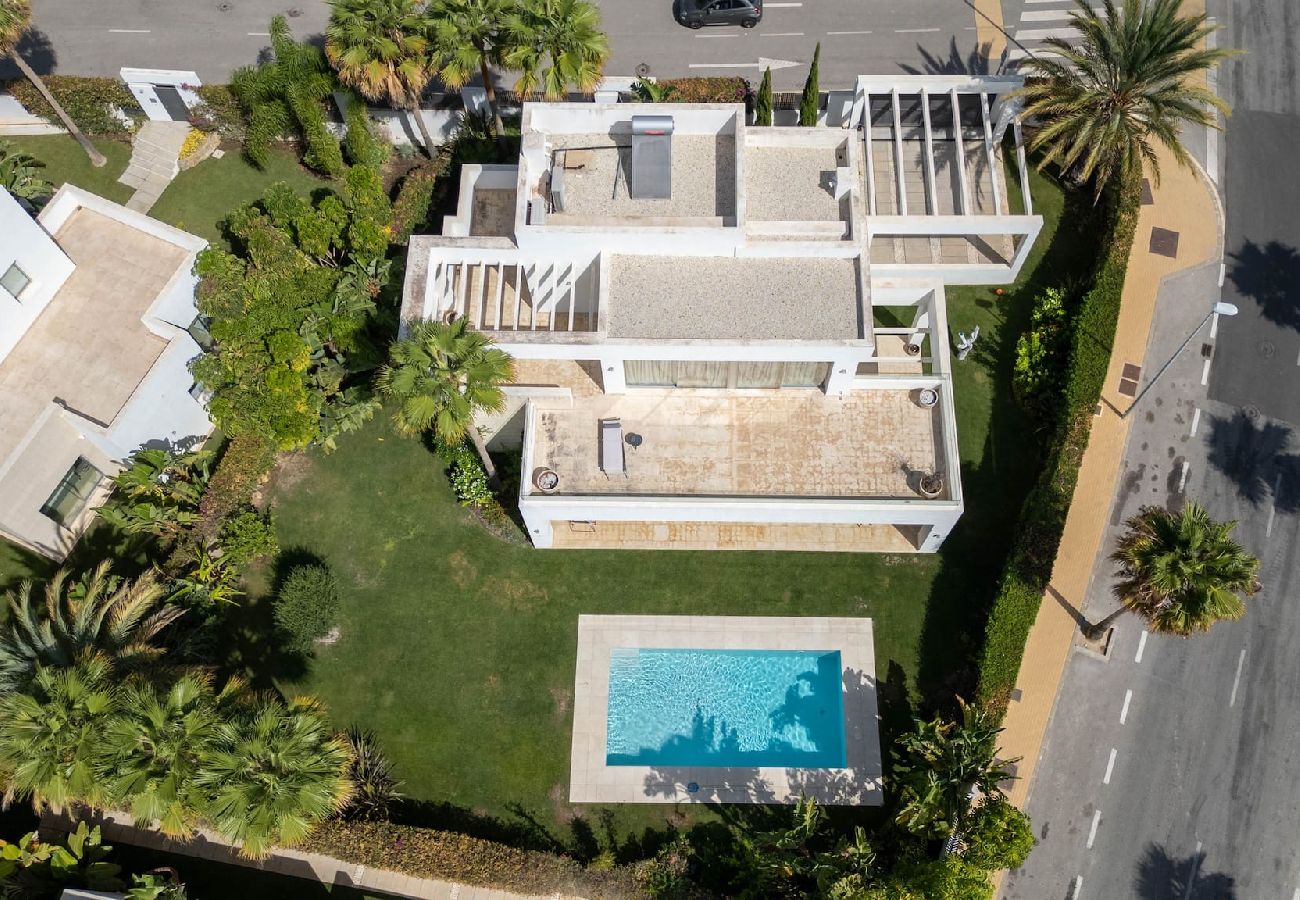 Villa en Marbella - Villa de diseño con vistas al mar y piscina privada.