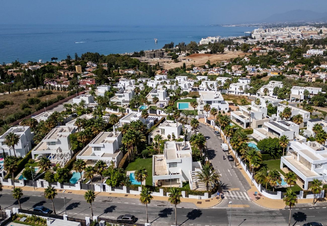 Villa en Marbella - Villa de diseño con vistas al mar y piscina privada.