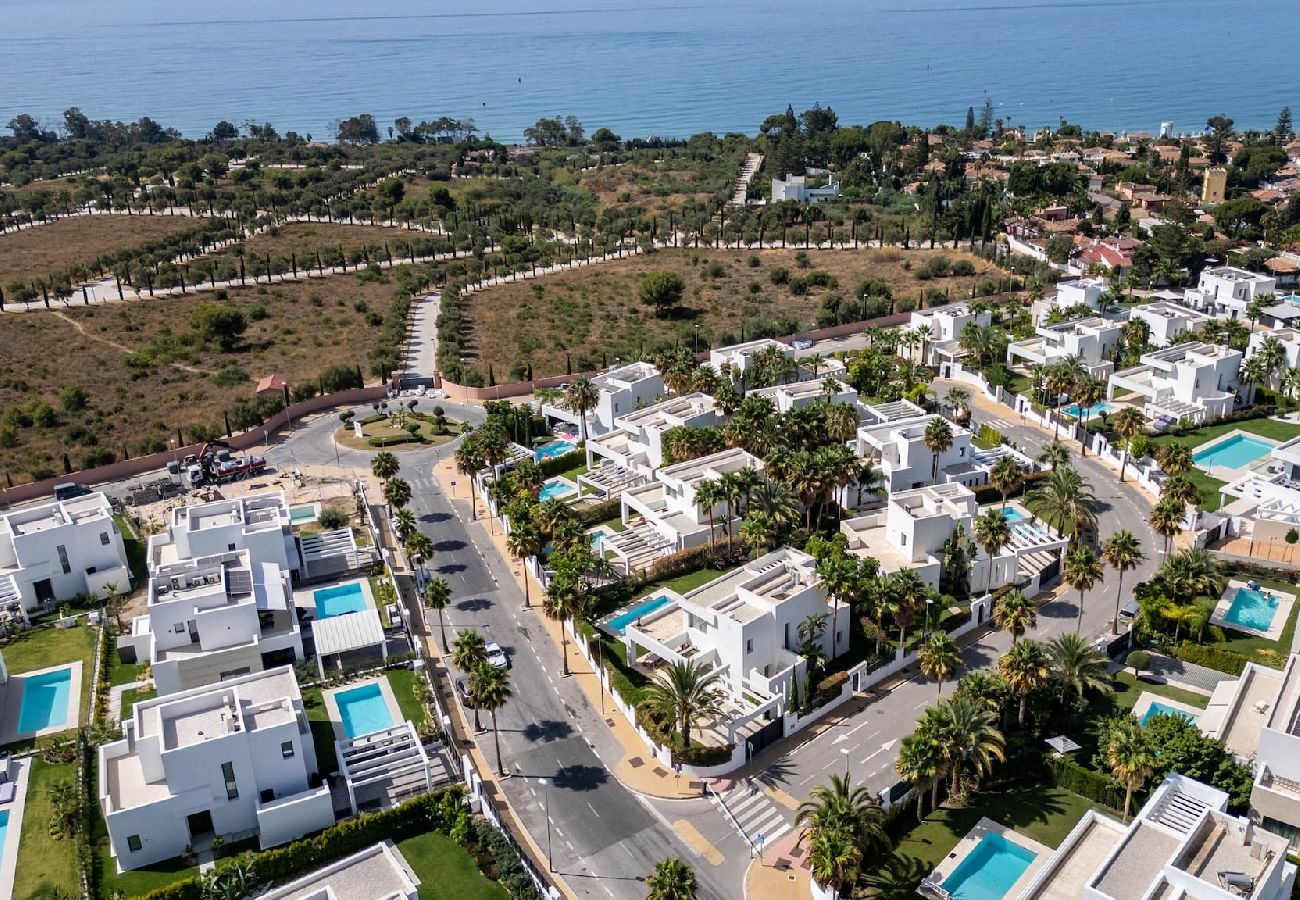 Villa en Marbella - Villa de diseño con vistas al mar y piscina privada.