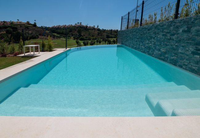 Villa Soul 17 tiene una piscina privada con borde infinito y vistas al campo de golf de Santa Clara.