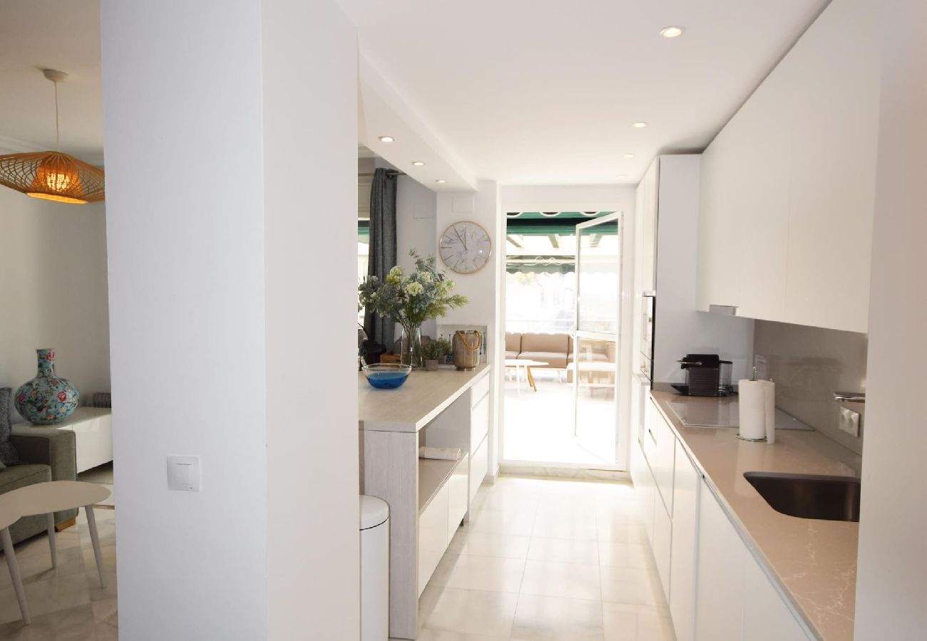 Ferienwohnung in Marbella - Moderno Apartamento Orientado al Sur en Locrimar. 