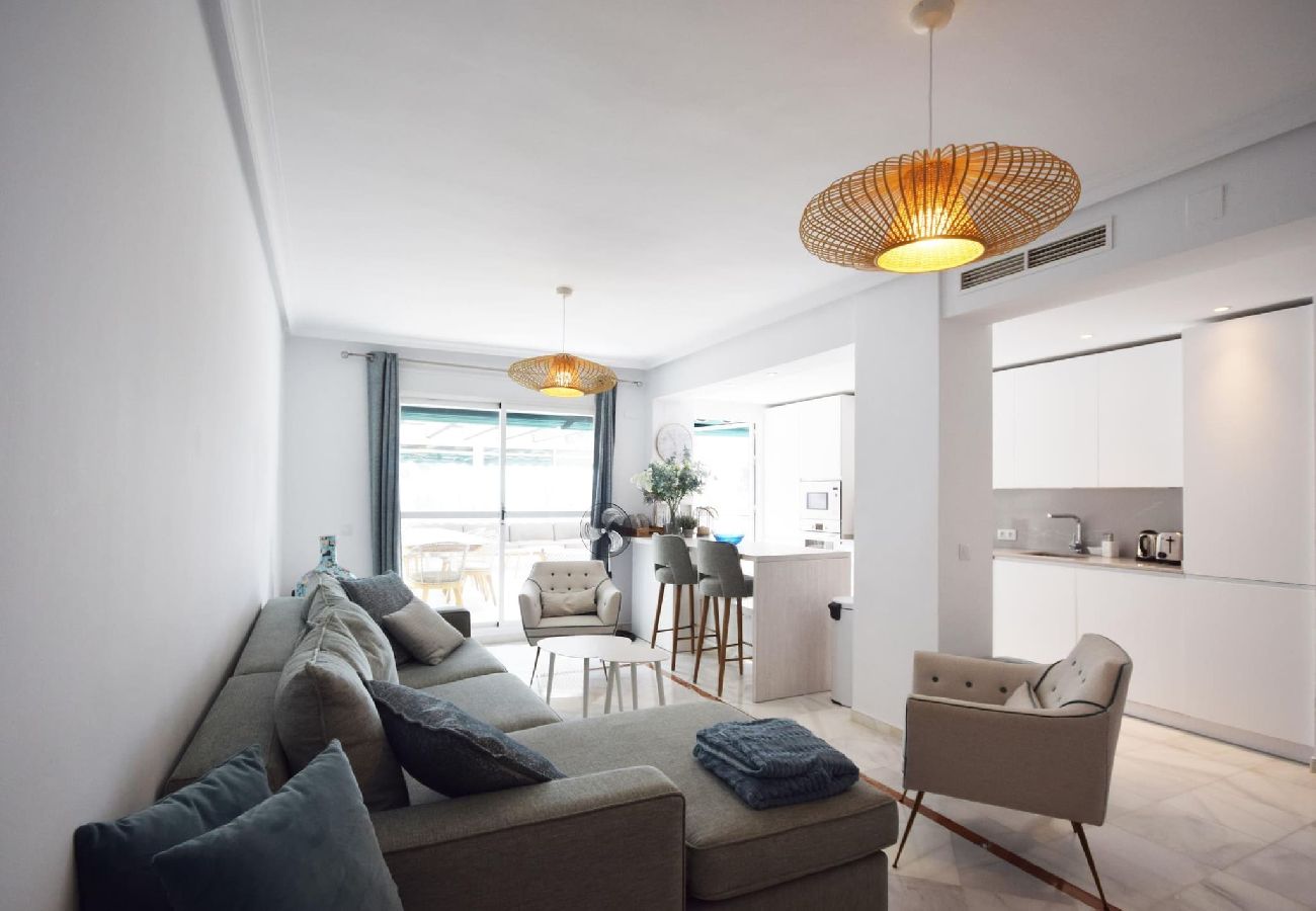 Ferienwohnung in Marbella - Moderno Apartamento Orientado al Sur en Locrimar. 