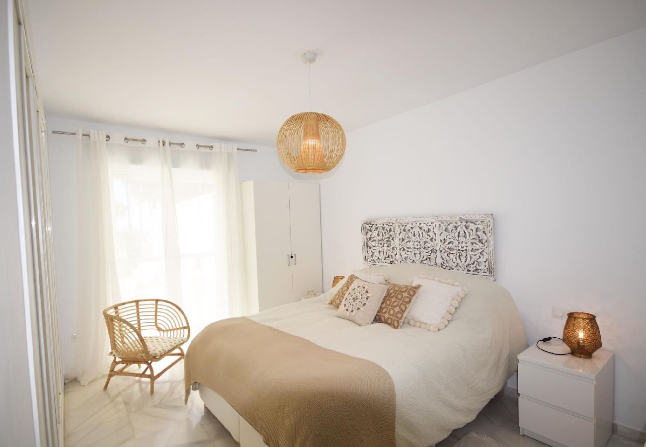 Ferienwohnung in Marbella - Moderno Apartamento Orientado al Sur en Locrimar. 