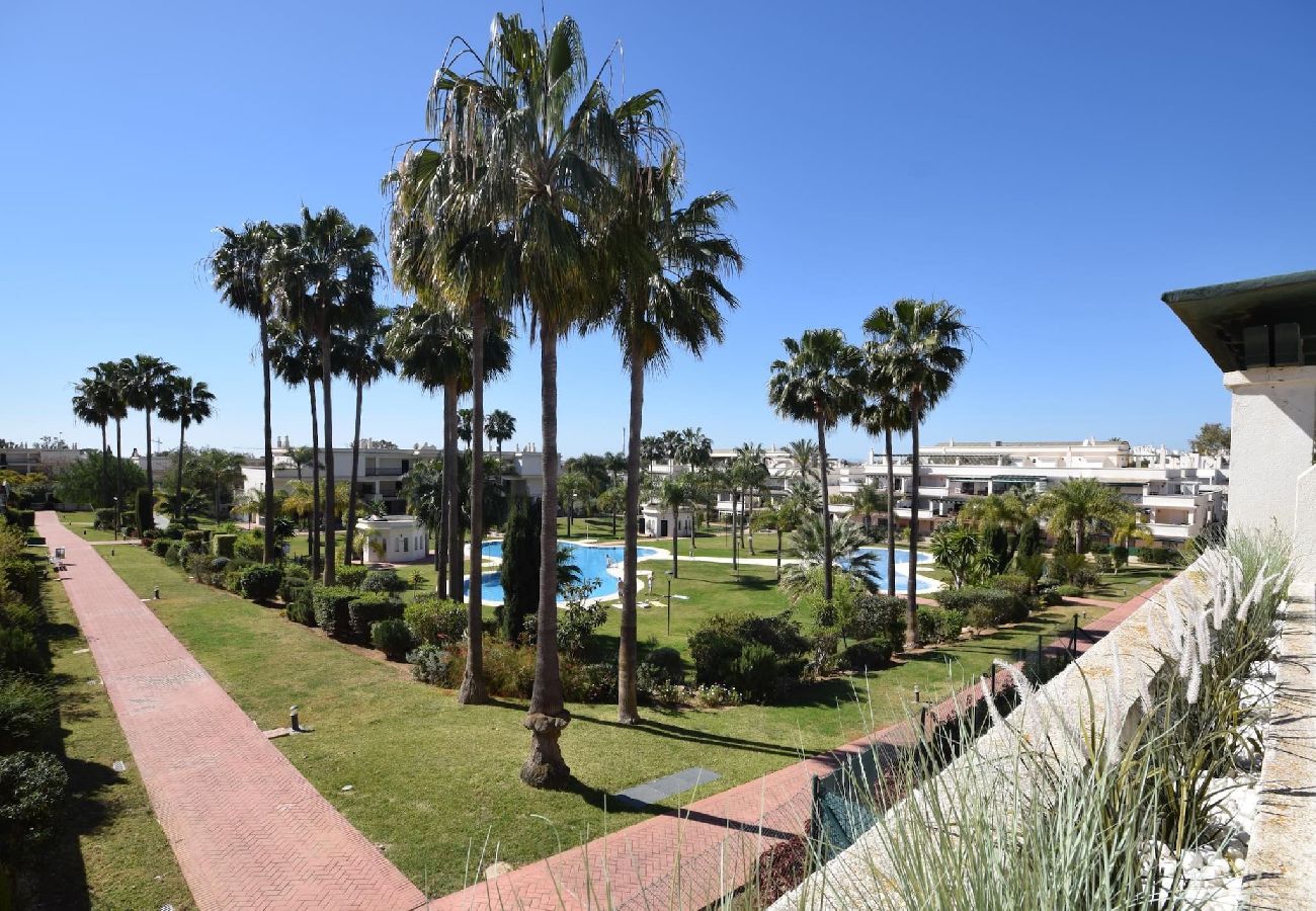 Ferienwohnung in Marbella - Moderno Apartamento Orientado al Sur en Locrimar. 