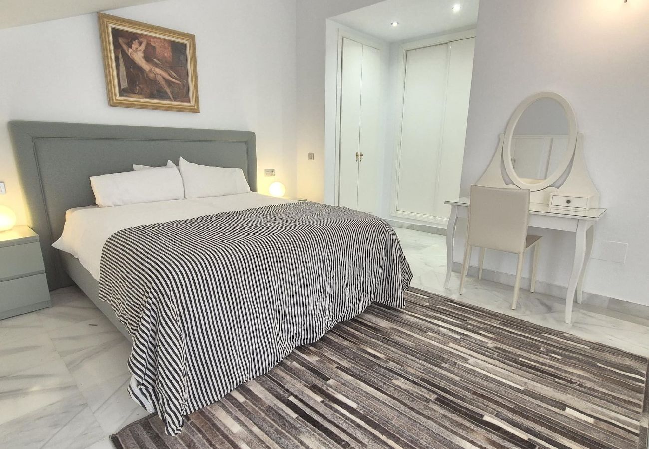 Ferienwohnung in Marbella - Moderno y Amplio Ático Dúplex en La Milla de Oro.