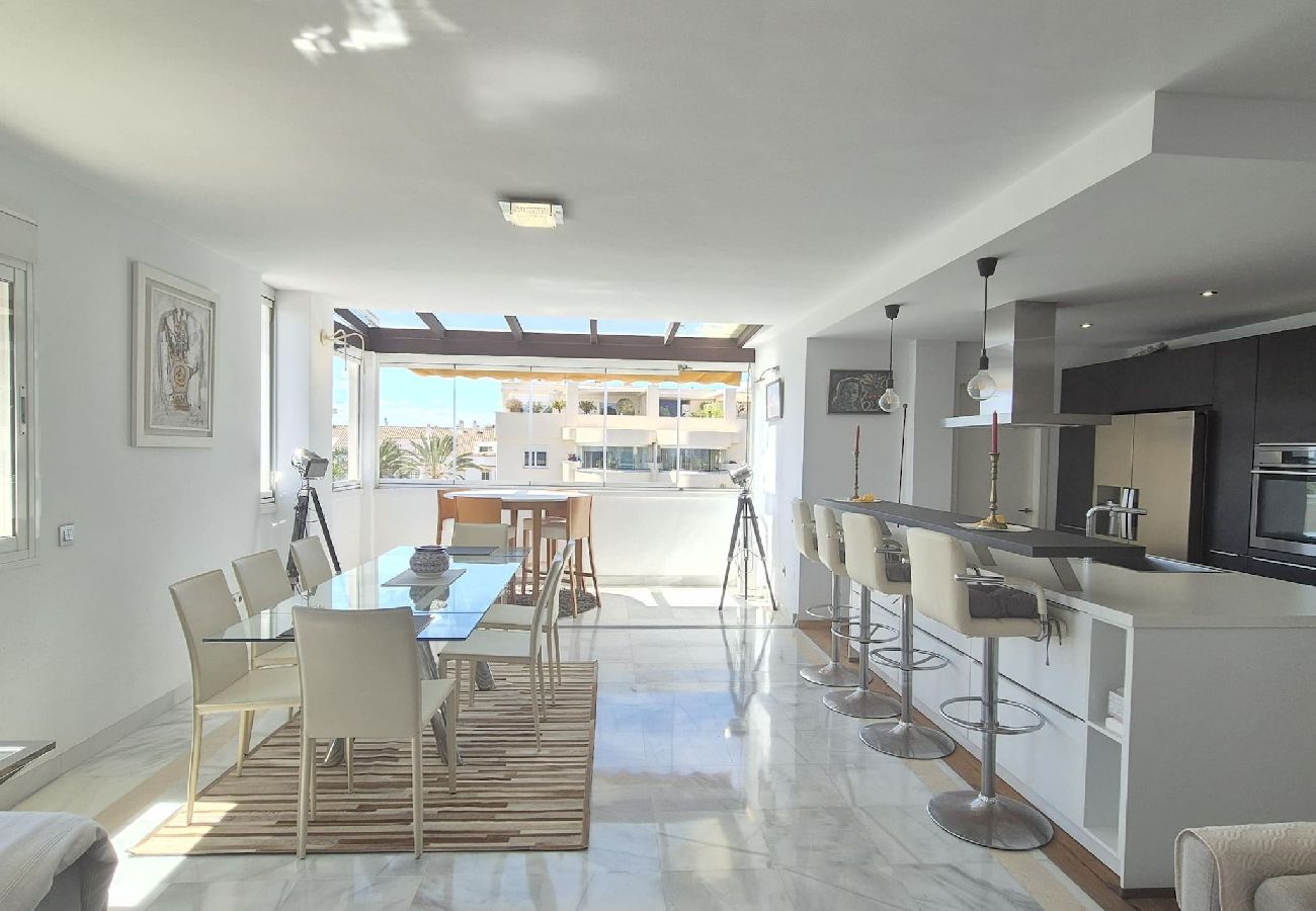 Ferienwohnung in Marbella - Moderno y Amplio Ático Dúplex en La Milla de Oro.