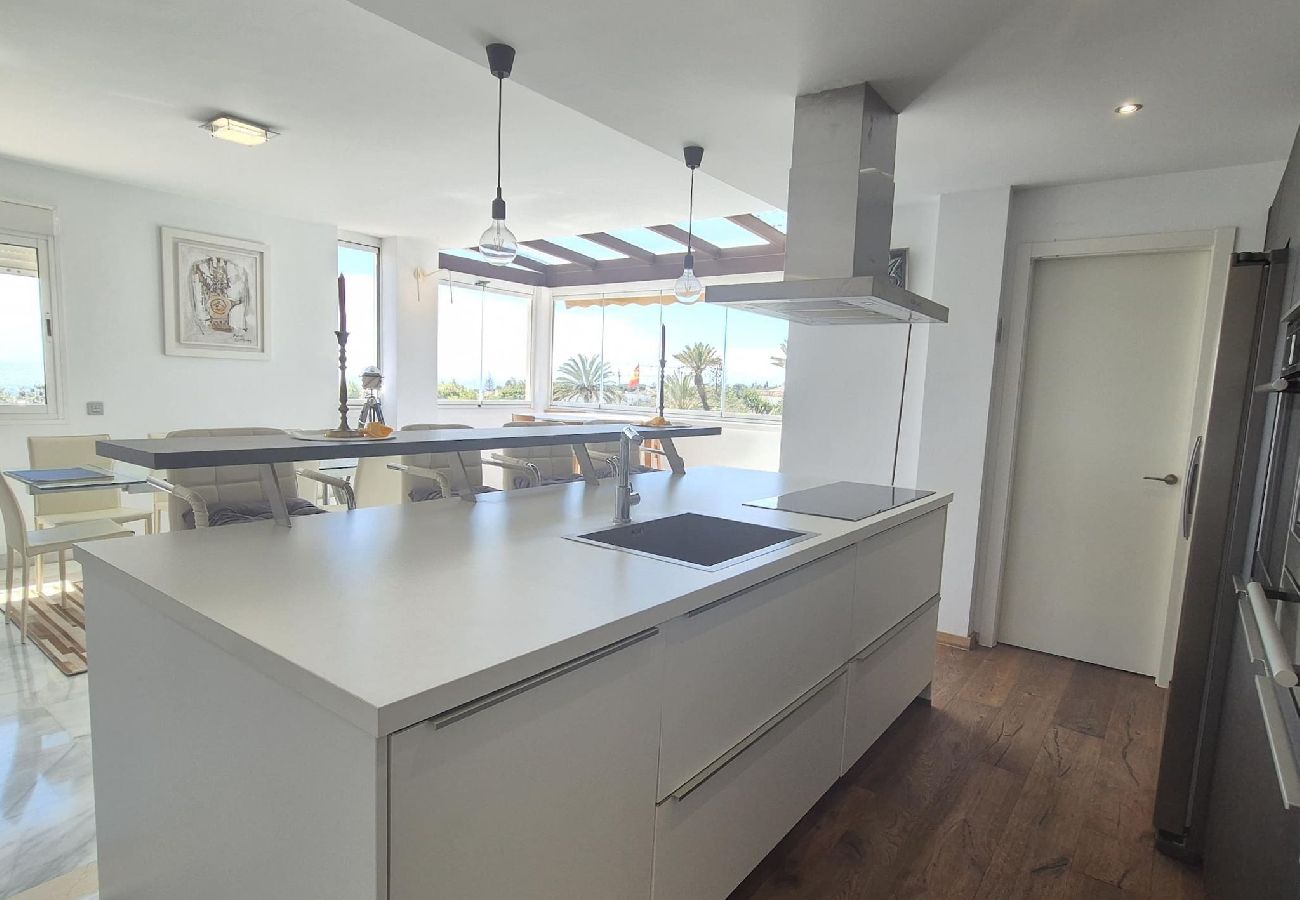 Ferienwohnung in Marbella - Moderno y Amplio Ático Dúplex en La Milla de Oro.