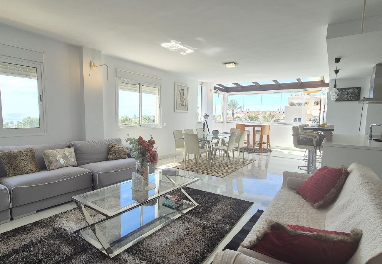 Ferienwohnung in Marbella - Moderno y Amplio Ático Dúplex en La Milla de Oro.