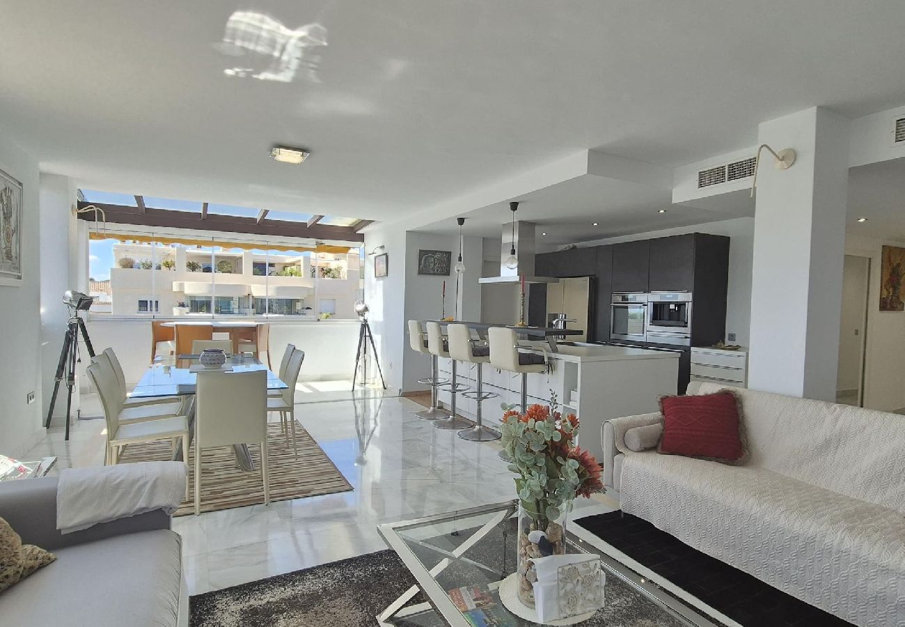 Ferienwohnung in Marbella - Moderno y Amplio Ático Dúplex en La Milla de Oro.