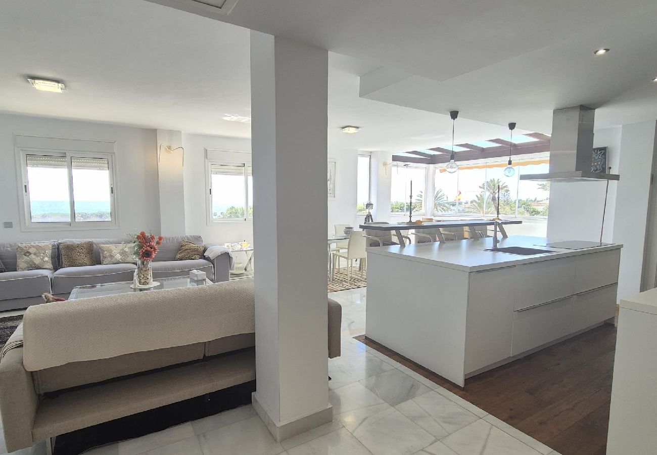 Ferienwohnung in Marbella - Moderno y Amplio Ático Dúplex en La Milla de Oro.