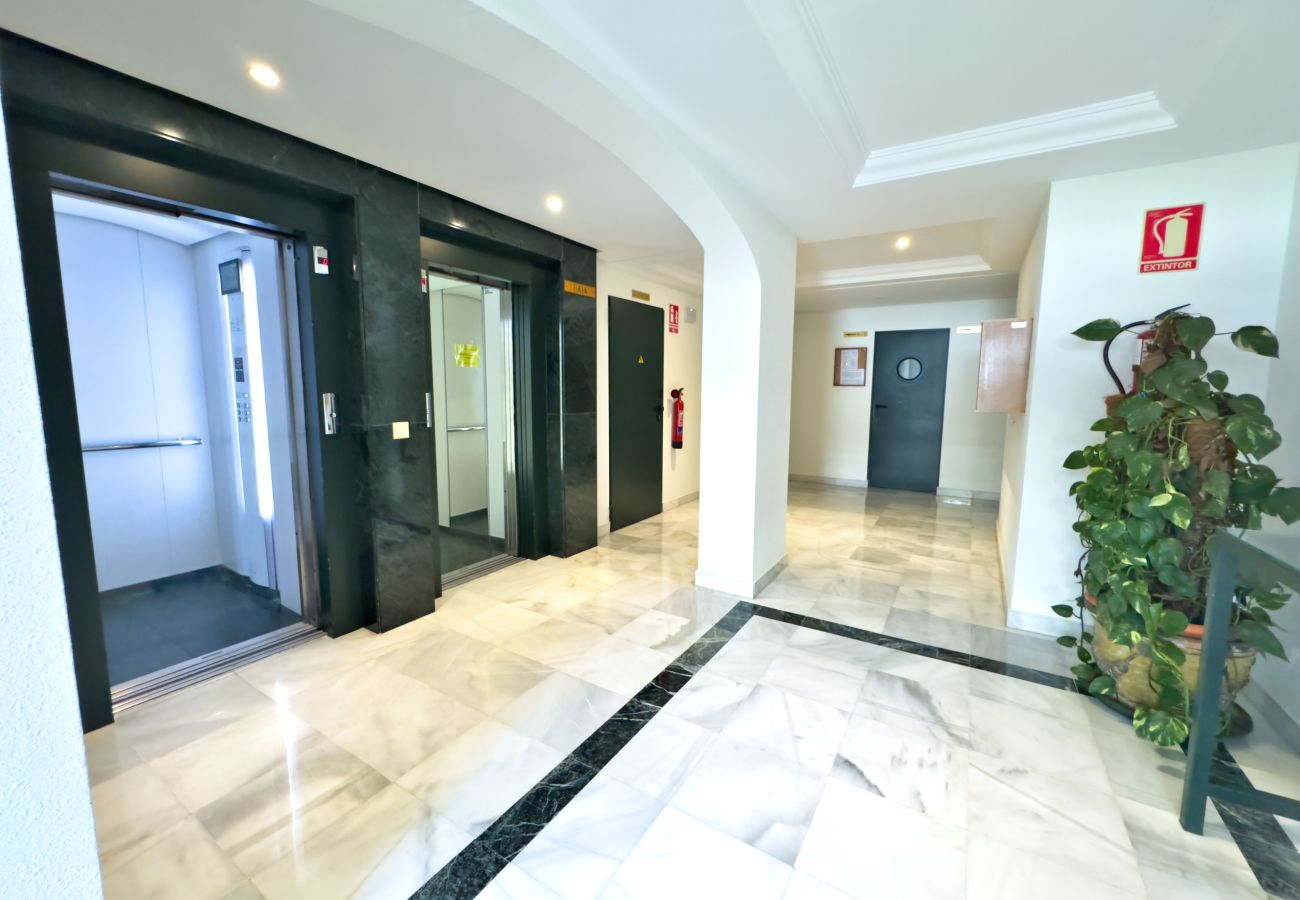 Ferienwohnung in Marbella - Moderno y Amplio Ático Dúplex en La Milla de Oro.