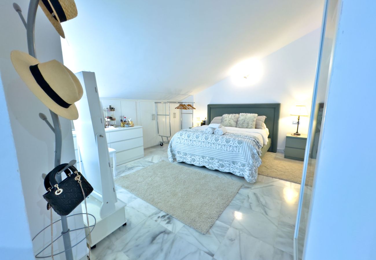 Ferienwohnung in Marbella - Moderno y Amplio Ático Dúplex en La Milla de Oro.