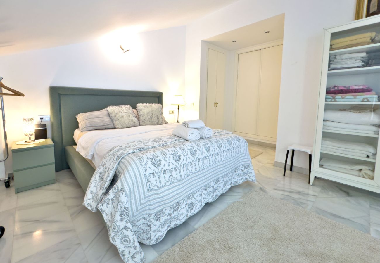 Ferienwohnung in Marbella - Moderno y Amplio Ático Dúplex en La Milla de Oro.