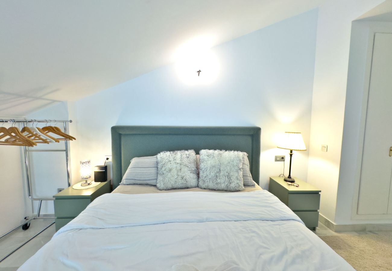 Ferienwohnung in Marbella - Moderno y Amplio Ático Dúplex en La Milla de Oro.