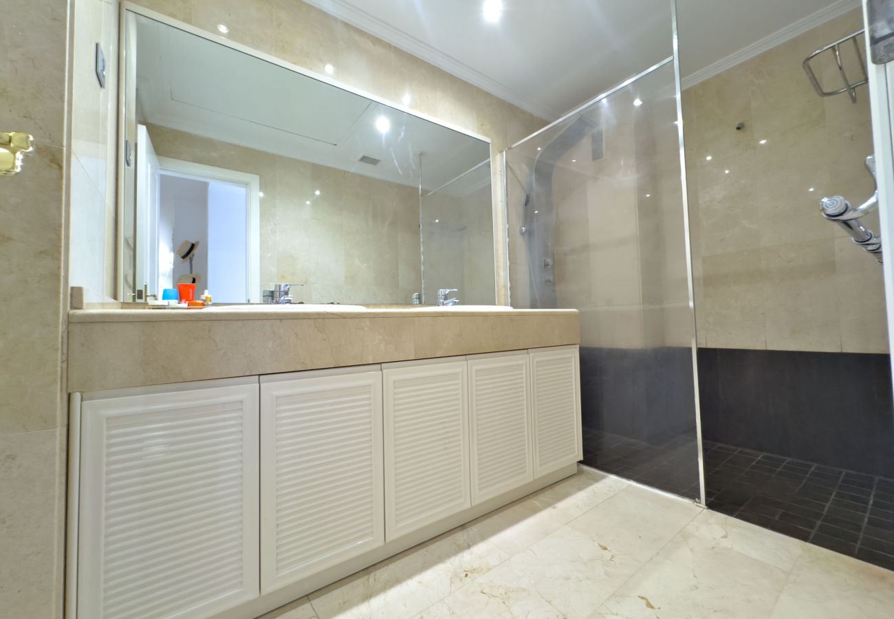 Ferienwohnung in Marbella - Moderno y Amplio Ático Dúplex en La Milla de Oro.