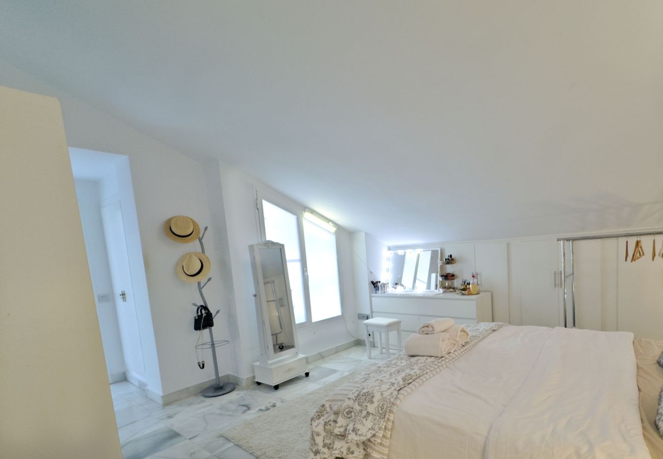 Ferienwohnung in Marbella - Moderno y Amplio Ático Dúplex en La Milla de Oro.