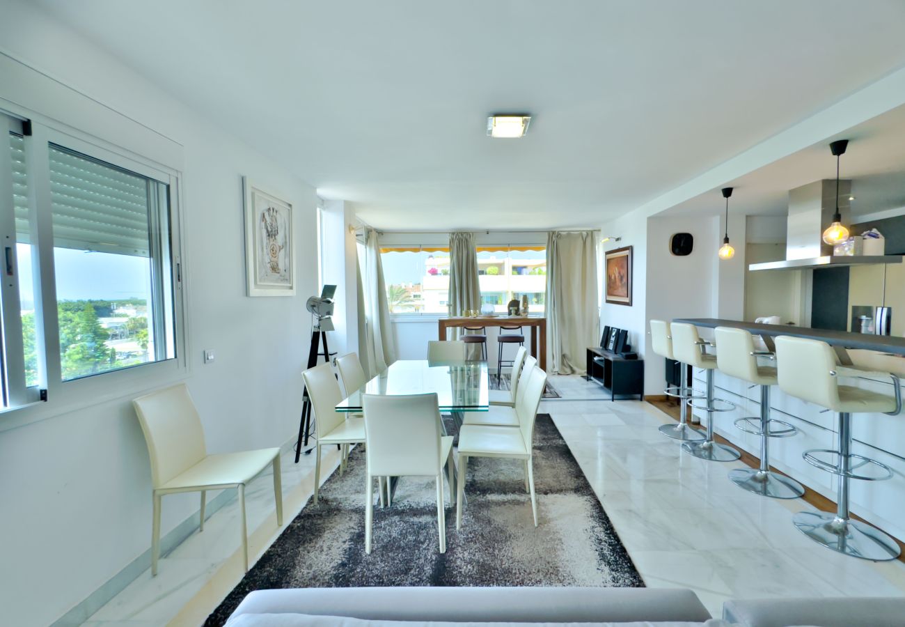 Ferienwohnung in Marbella - Moderno y Amplio Ático Dúplex en La Milla de Oro.