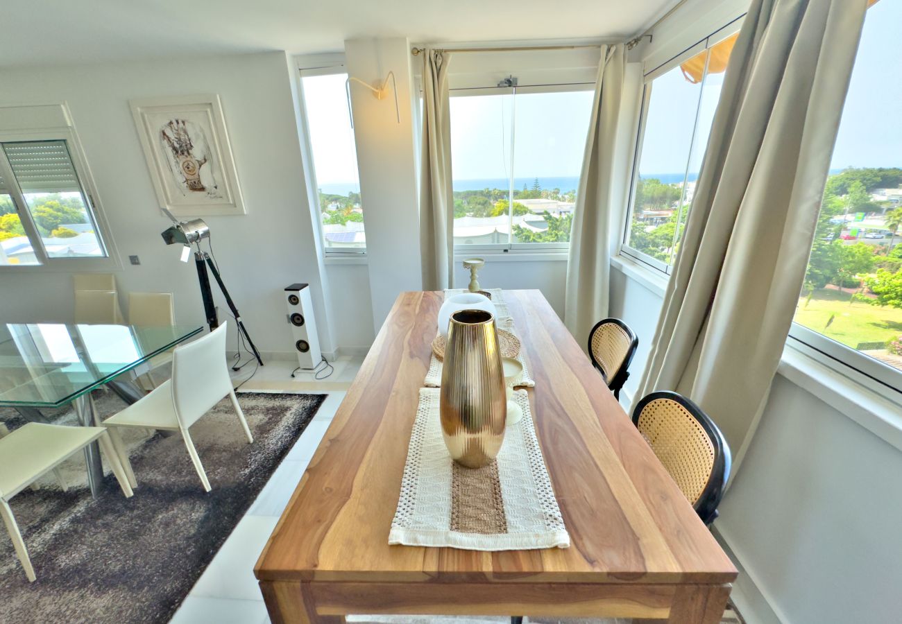 Ferienwohnung in Marbella - Moderno y Amplio Ático Dúplex en La Milla de Oro.