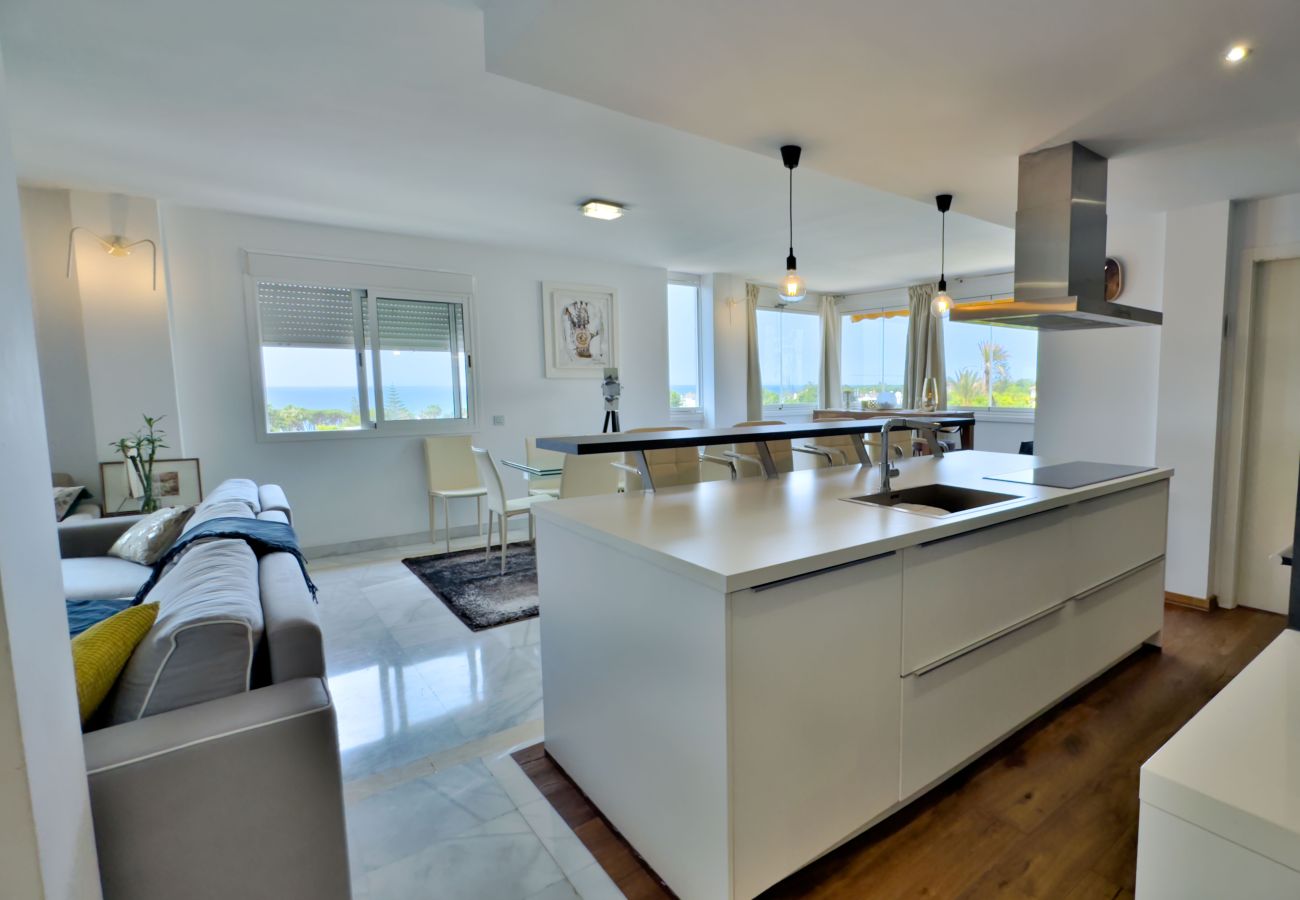 Ferienwohnung in Marbella - Moderno y Amplio Ático Dúplex en La Milla de Oro.