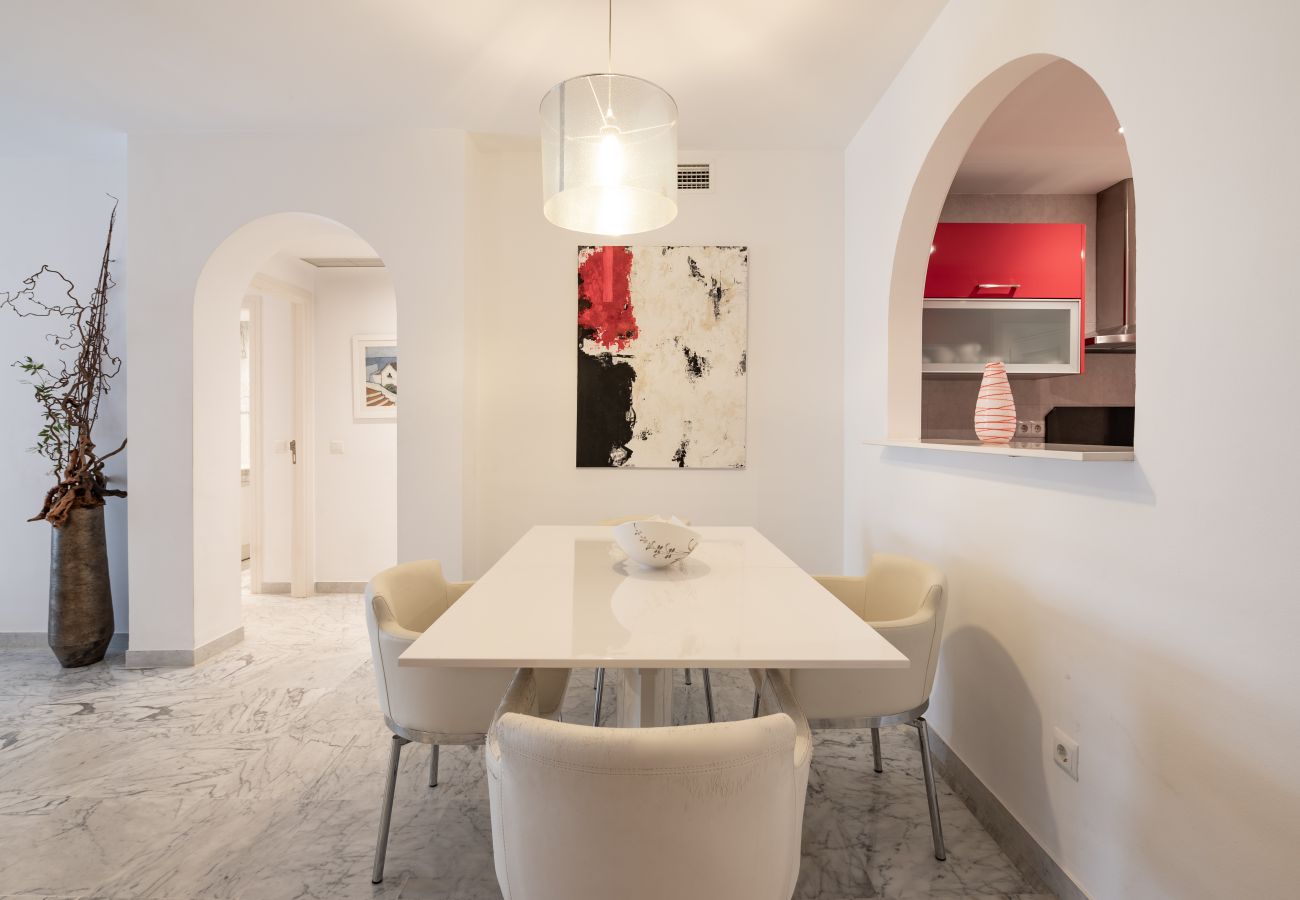 Ferienwohnung in Marbella - Apartamento de lujo en alquiler vacacional en Puerto Banús. 