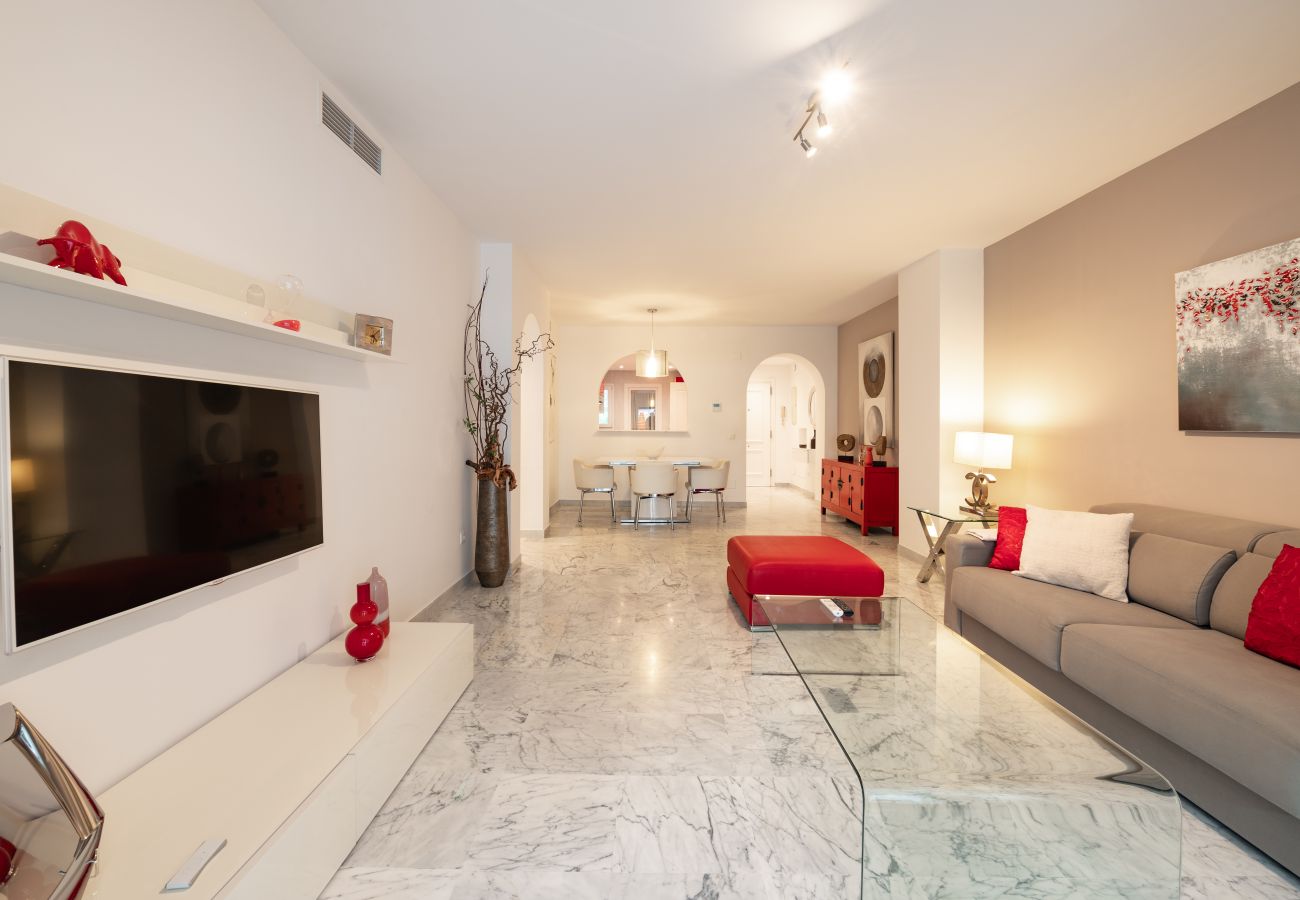 Ferienwohnung in Marbella - Apartamento de lujo en alquiler vacacional en Puerto Banús. 