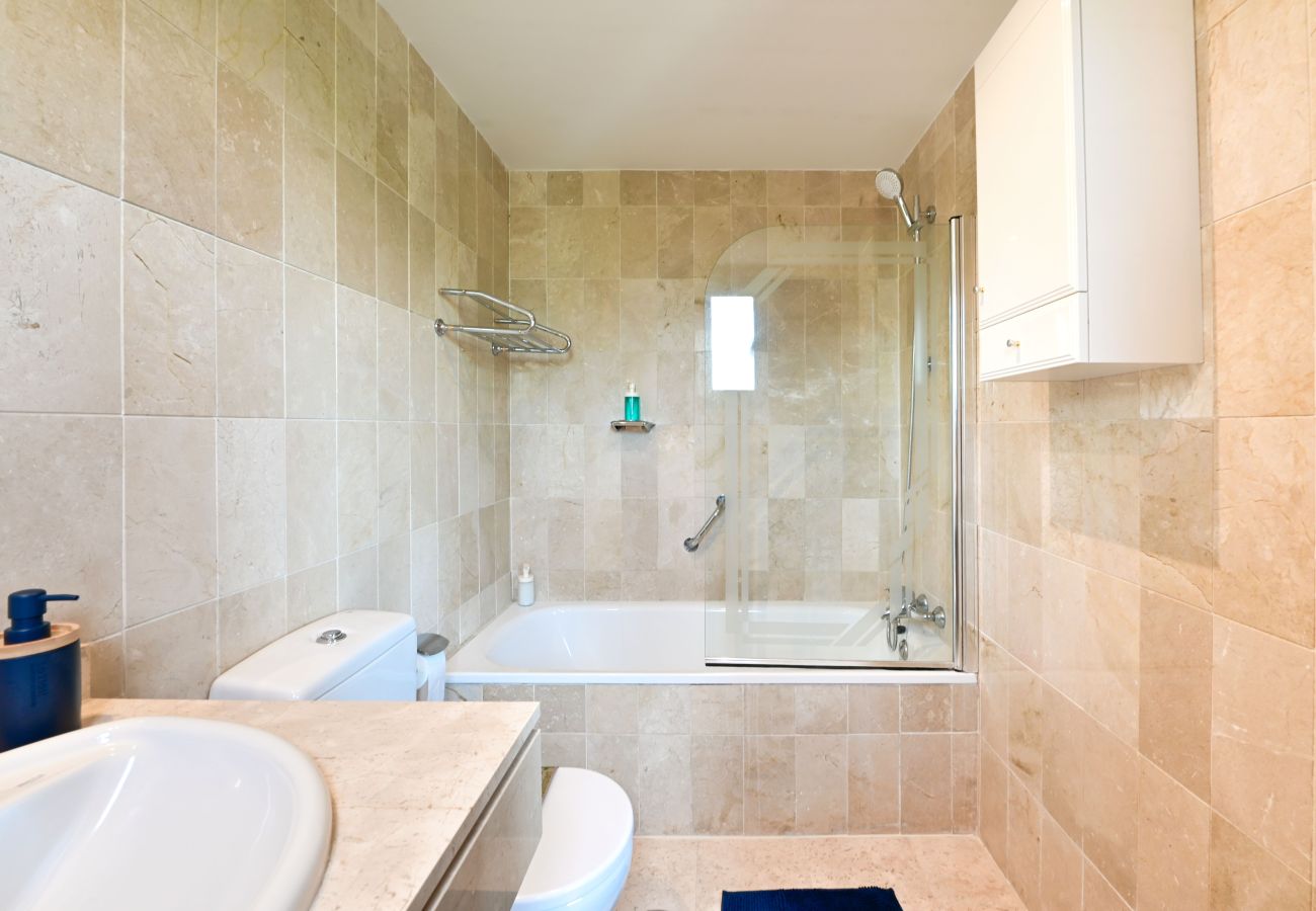 Apartment in Estepona - Spacious 3-Bedroom Apartment by the Beach – Costalita, Estepona