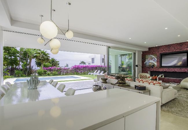 villa à Marbella - Villa design avec vue sur la mer et piscine privée.