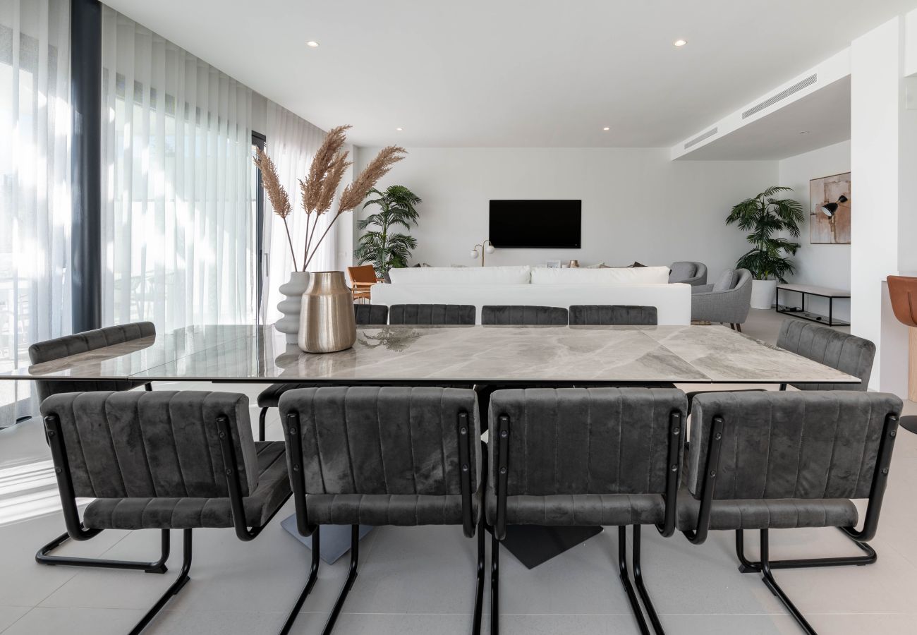 Salle à manger moderne idéale pour 8 personnes.