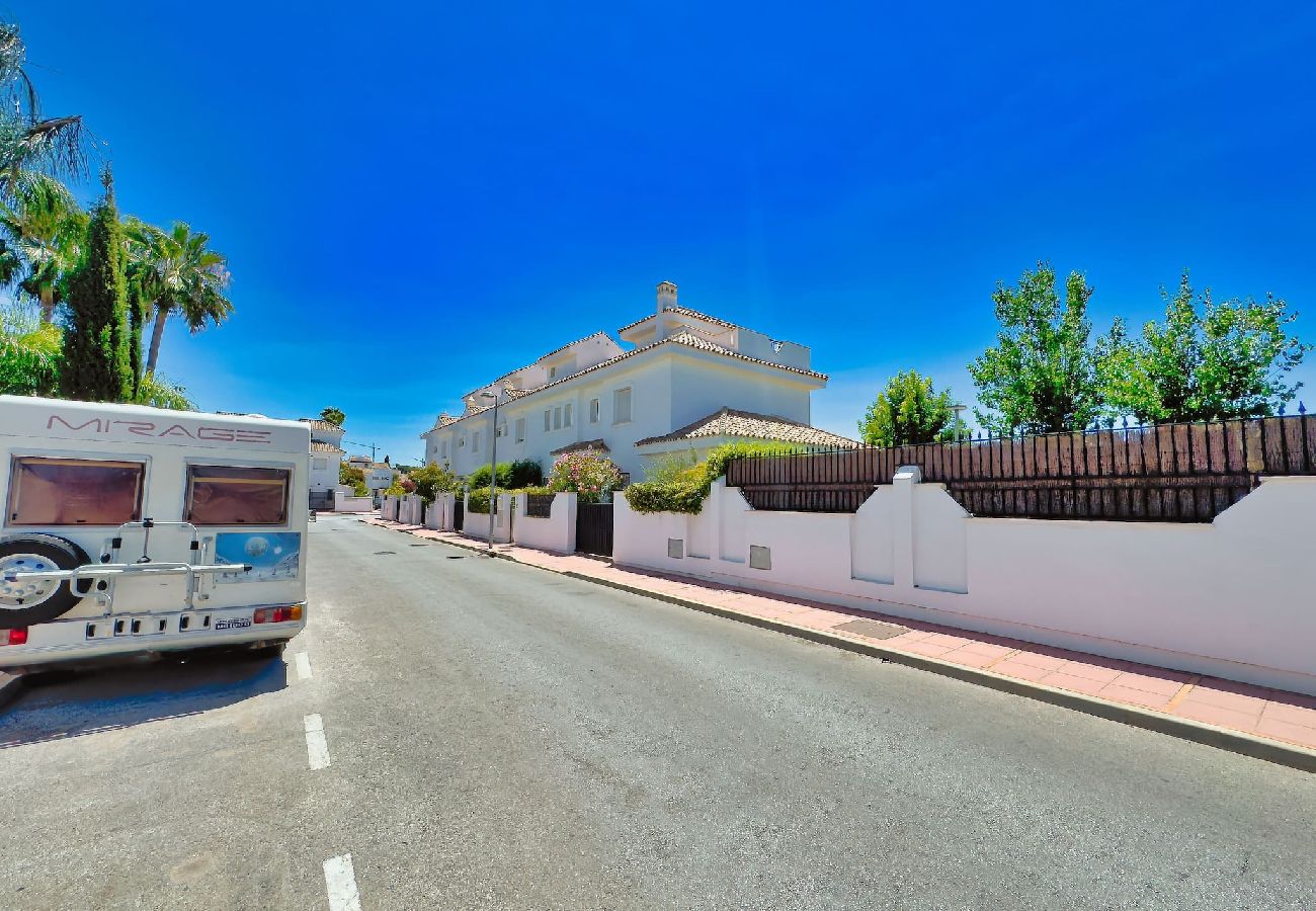 Таунхаус на Марбелья / Marbella - Adosada de Esquina junto al Golf en Marbella. 