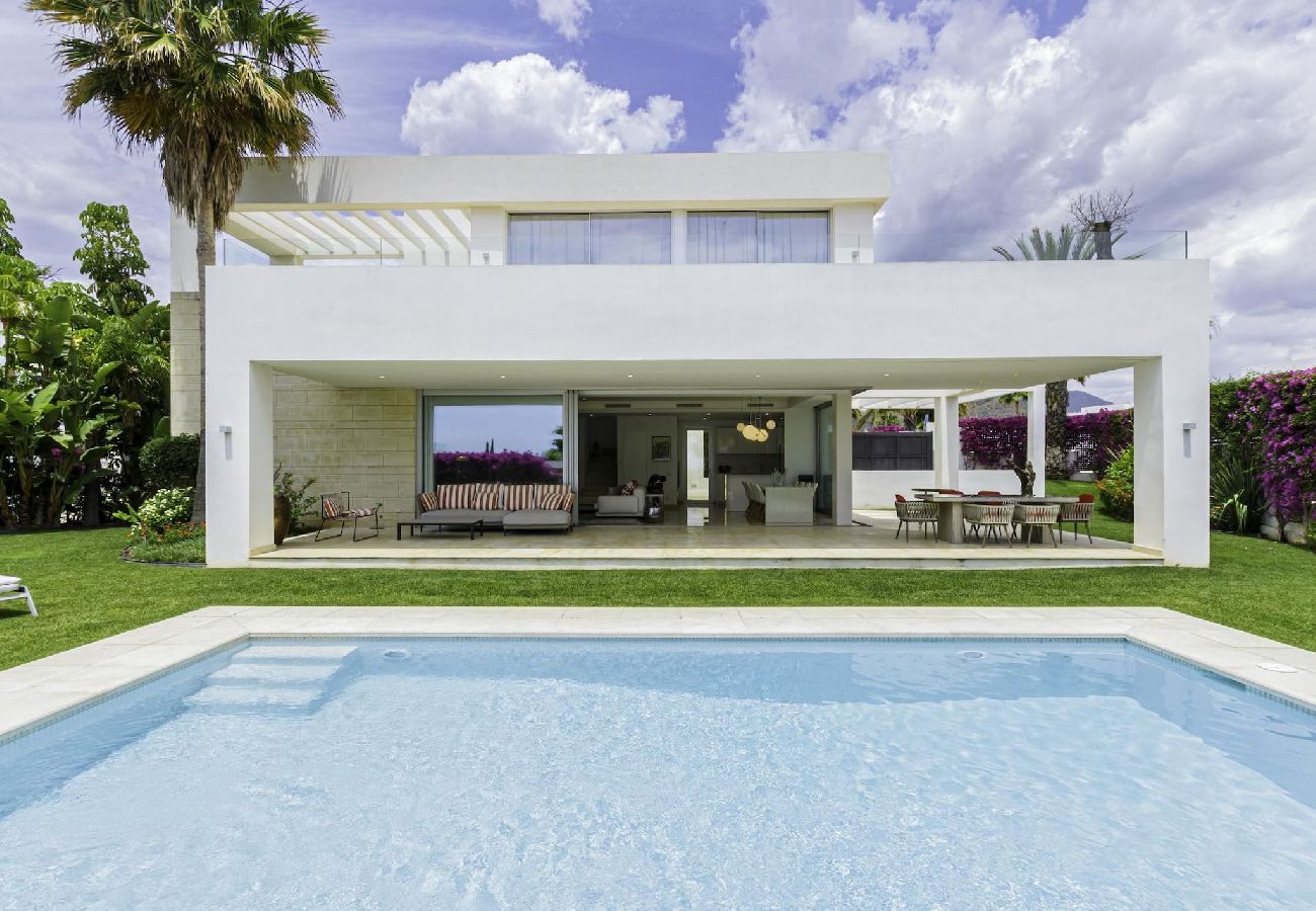 Вилла на Марбелья / Marbella - Villa de diseño con vistas al mar y piscina privada.