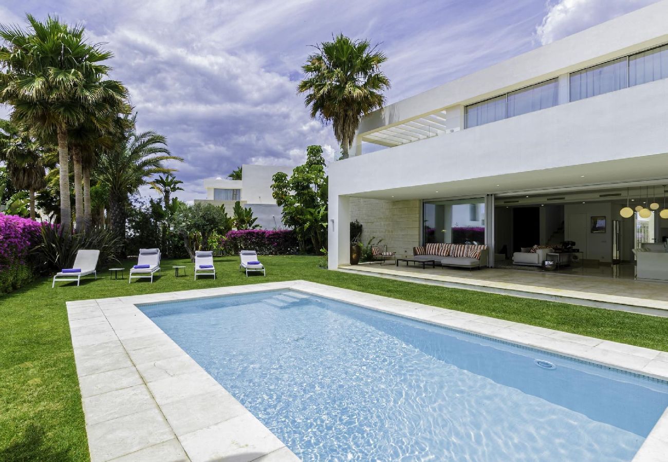 Вилла на Марбелья / Marbella - Villa de diseño con vistas al mar y piscina privada.