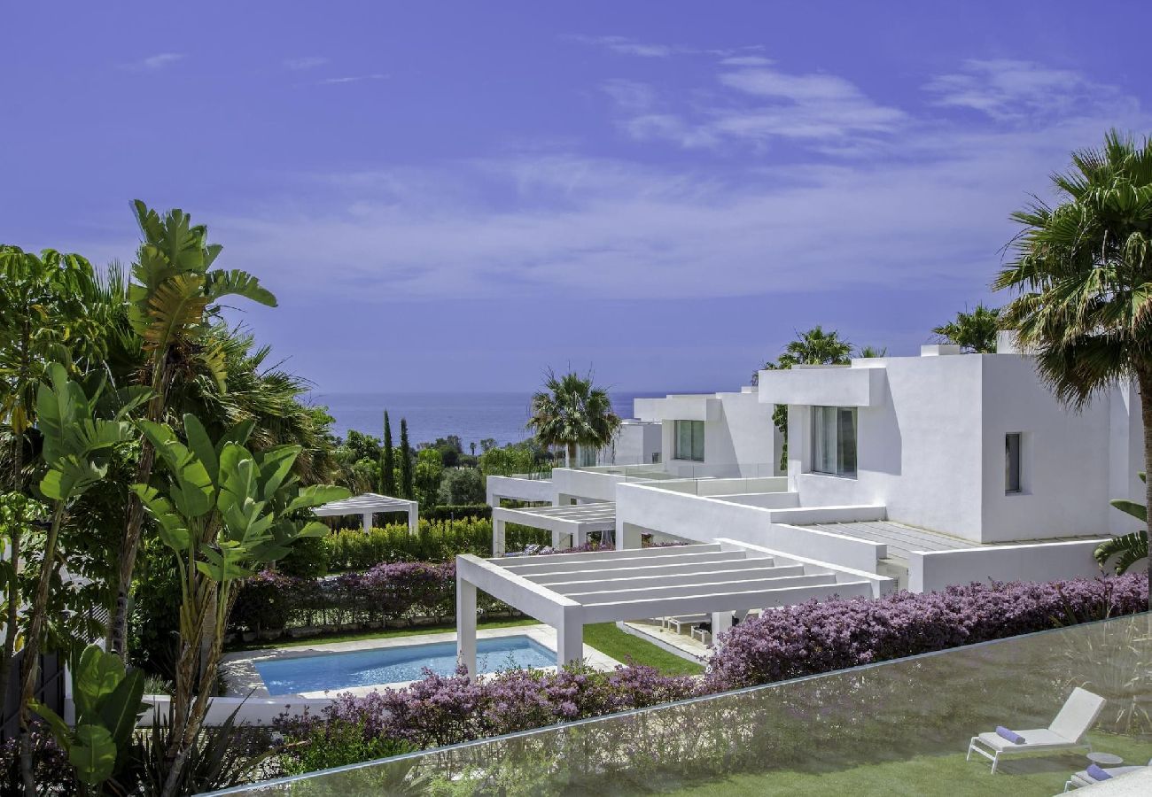 Вилла на Марбелья / Marbella - Villa de diseño con vistas al mar y piscina privada.