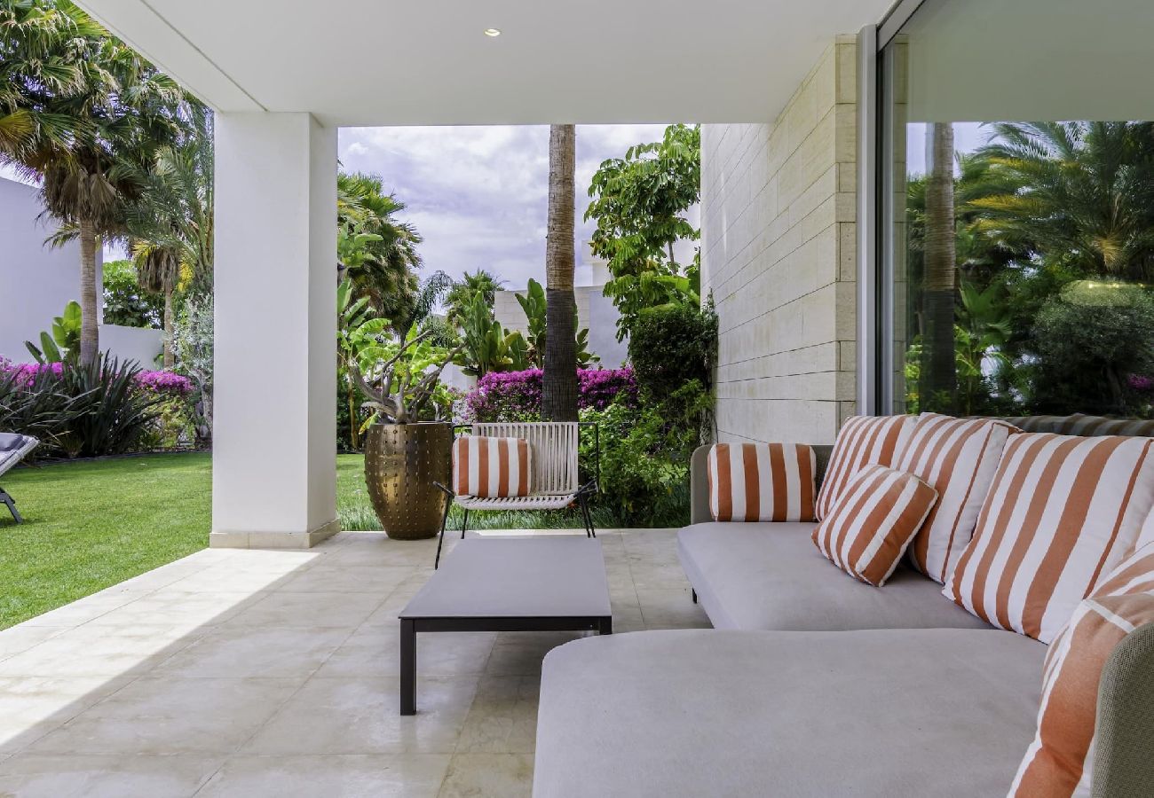 Вилла на Марбелья / Marbella - Villa de diseño con vistas al mar y piscina privada.