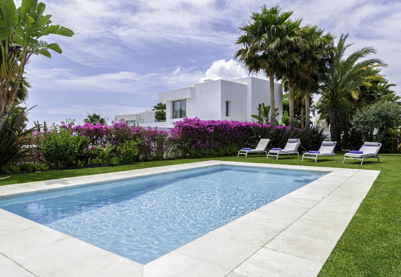 Вилла на Марбелья / Marbella - Villa de diseño con vistas al mar y piscina privada.